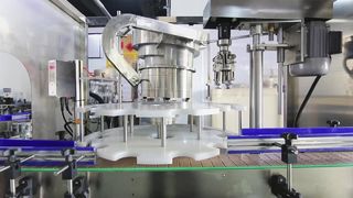 Tappatore automatico ROPP RM100 a crimpare tappi twist in alluminio su bottiglie di vino e liquori